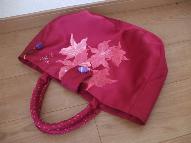 ゆったり優しいお花の刺繍トートバック 絹の画像1枚目