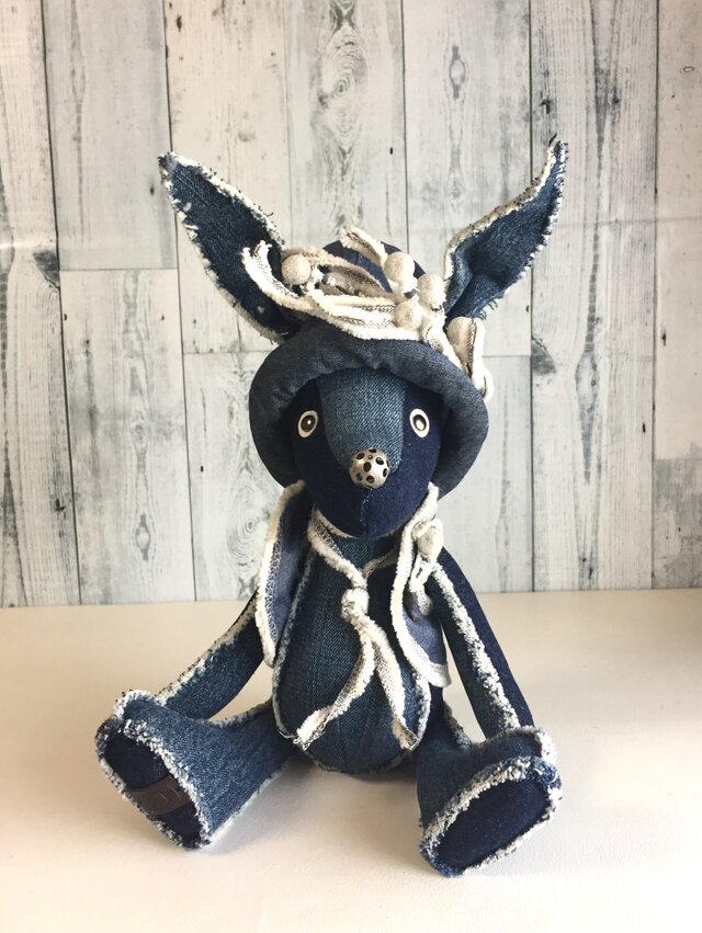 デニムのぬいぐるみ「クロッシュを被ったディンゴ」藍色2