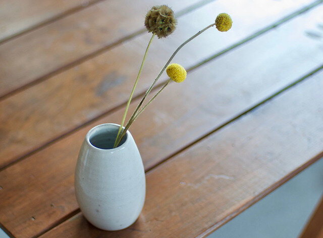 白い陶器の花瓶(無)の画像1枚目