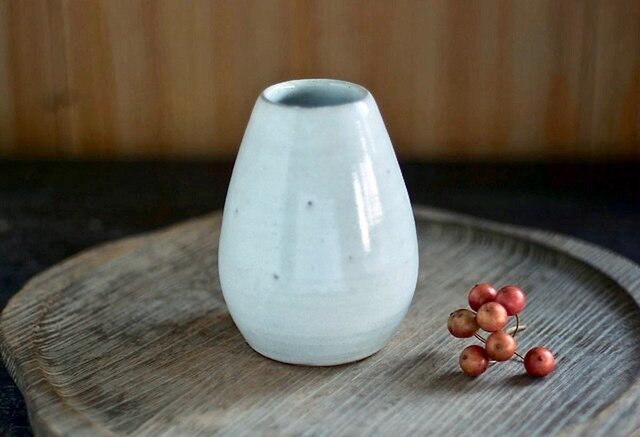 白い陶器の花瓶（無） | iichi 日々の暮らしを心地よくする