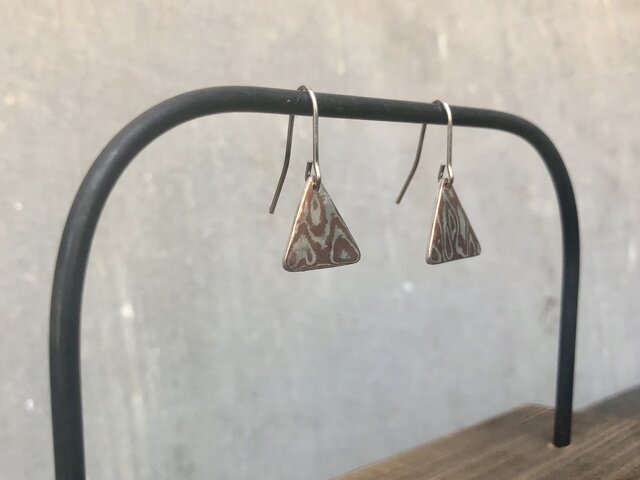 一点物 --mokume-- 三角なピアスの画像1枚目