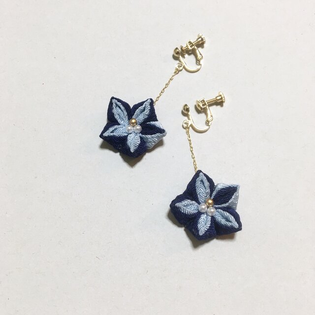 お花のイヤリング【ブルー】の画像1枚目