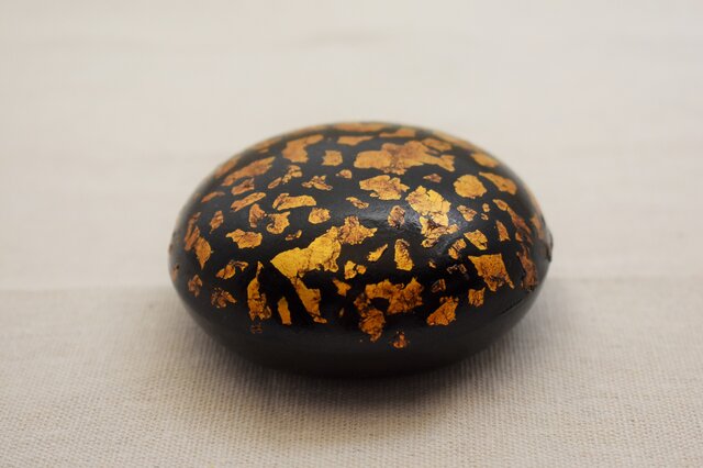 ハマグリ型香合 黒漆金箔蒔の画像1枚目