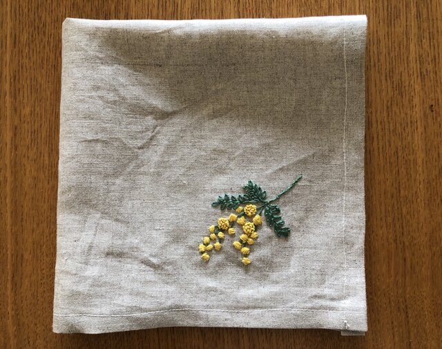 刺繍の大判ハンカチ☆ミモザの画像1枚目