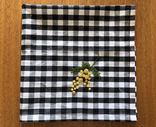 刺繍の大判ハンカチ☆ミモザの画像1枚目