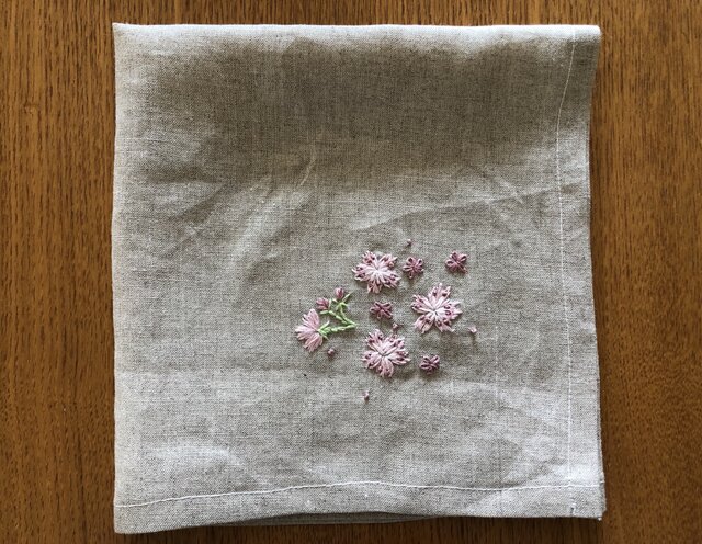 刺繍の大判ハンカチ☆さくらの画像1枚目