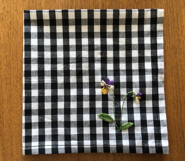 刺繍の大判ハンカチ☆ビオラの画像1枚目