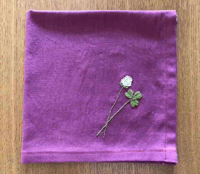 刺繍の大判ハンカチ☆シロツメクサの画像1枚目