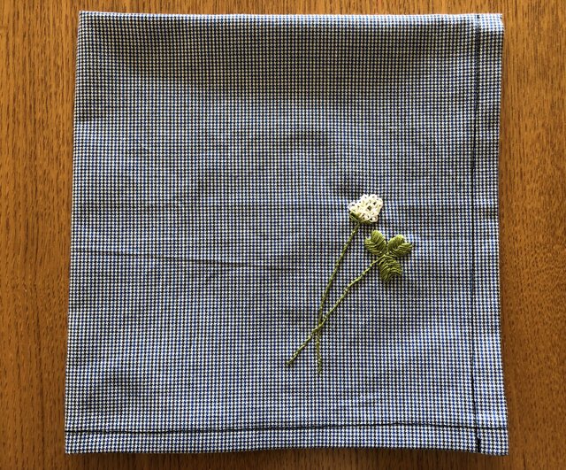 刺繍の大判ハンカチ☆シロツメクサの画像1枚目