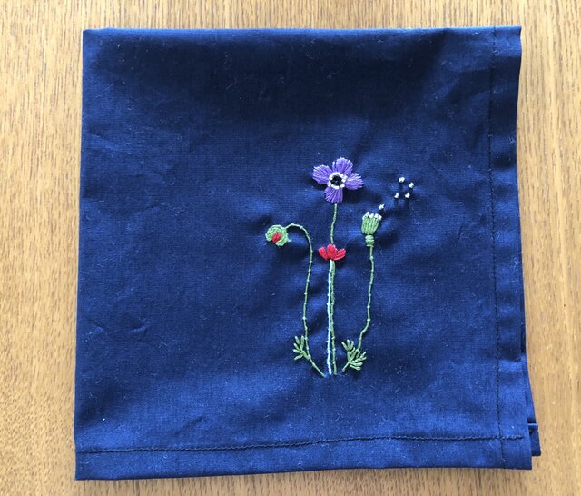 刺繍の大判ハンカチ☆アネモネの画像1枚目