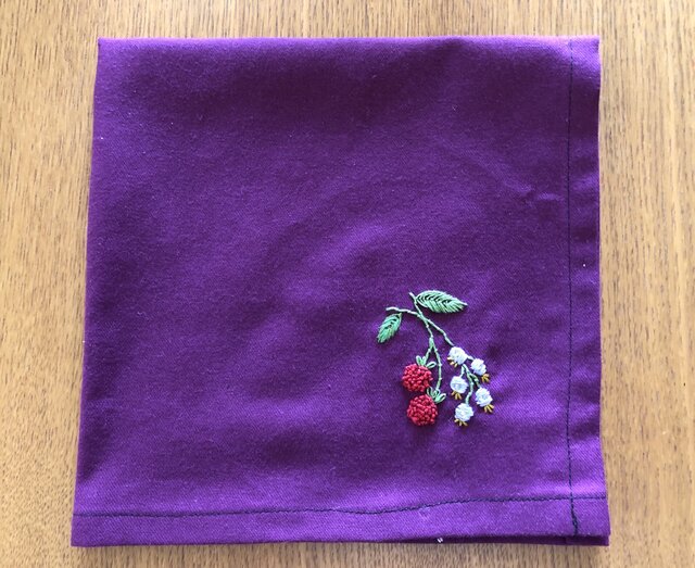 刺繍の大判ハンカチ☆ラズベリーとブルーベリーの画像1枚目
