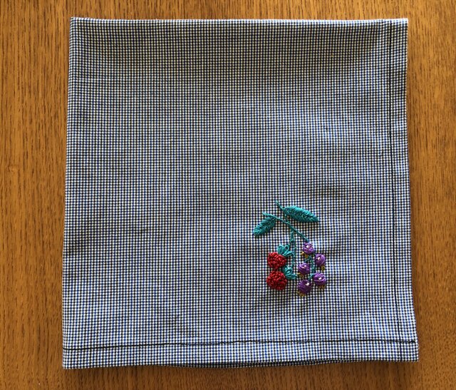 刺繍の大判ハンカチ☆ラズベリーとブルーベリーの画像1枚目