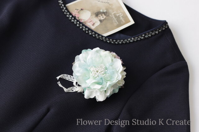 ミント色の布花のコサージュ(ヘッドドレス可) おでかけ コサージュ ヘアクリップ パーティー 結婚式 フォーマルの画像1枚目