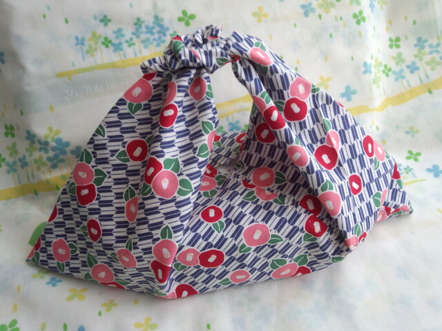 【手縫い】あづま袋☆横32㎝☆矢絣椿レトロモダン柄☆紺色☆お弁当袋・バッグインbag・エコバックの画像1枚目
