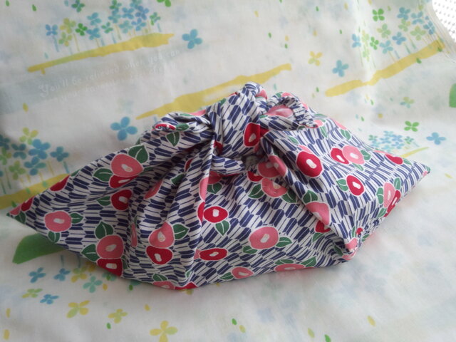 手縫い】あづま袋☆横32㎝☆矢絣椿レトロモダン柄☆紺色☆お弁当袋