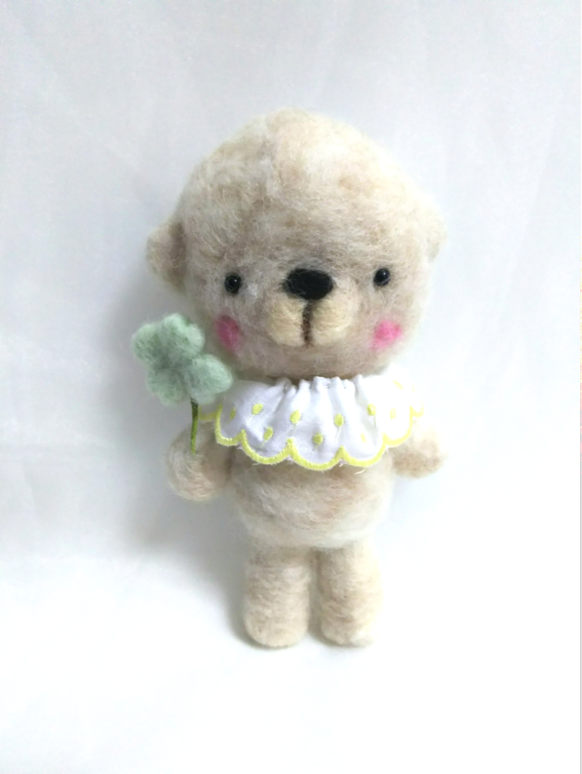 四つ葉のクローバーを持ったクマさんの画像1枚目
