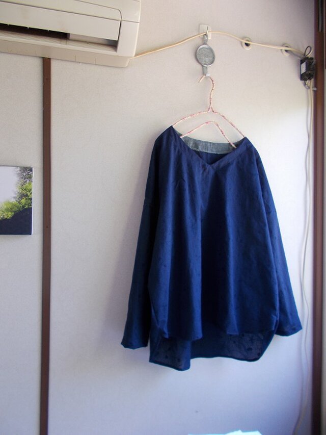 コットン総刺繡Ⅴネックプルオーバーの画像1枚目