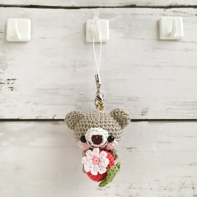 【受注生産】赤イチゴ・グレークマさん・鈴付きイヤホンジャックストラップの画像1枚目