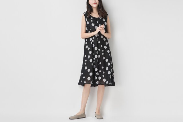 前重ねドット柄ノースリーブワンピース ♪Black♪の画像1枚目