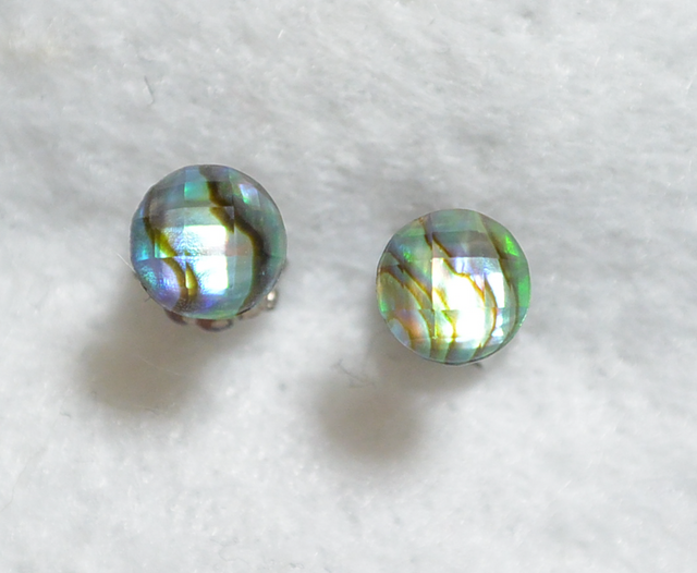 (1点もの)アバロンシェル&水晶のスタッドピアス(6mm・チタンポスト)の画像1枚目