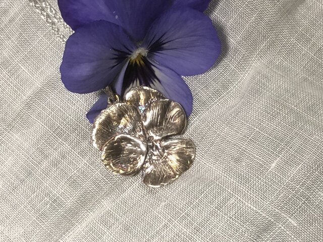 Pure Silver シンプルパンジーのペンダントの画像1枚目