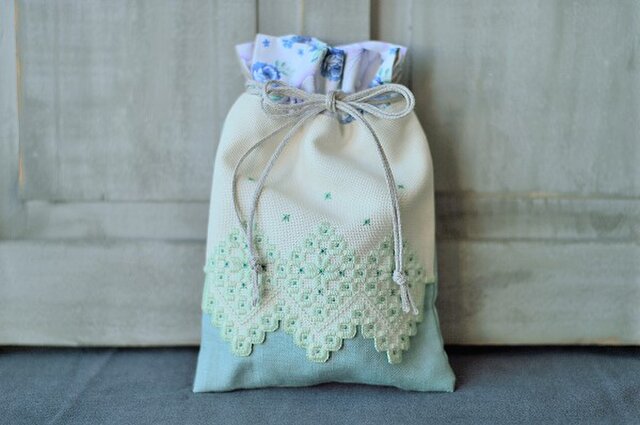 糸の彫刻刺繍エプロン巾着(フォレストグリーン)の画像1枚目