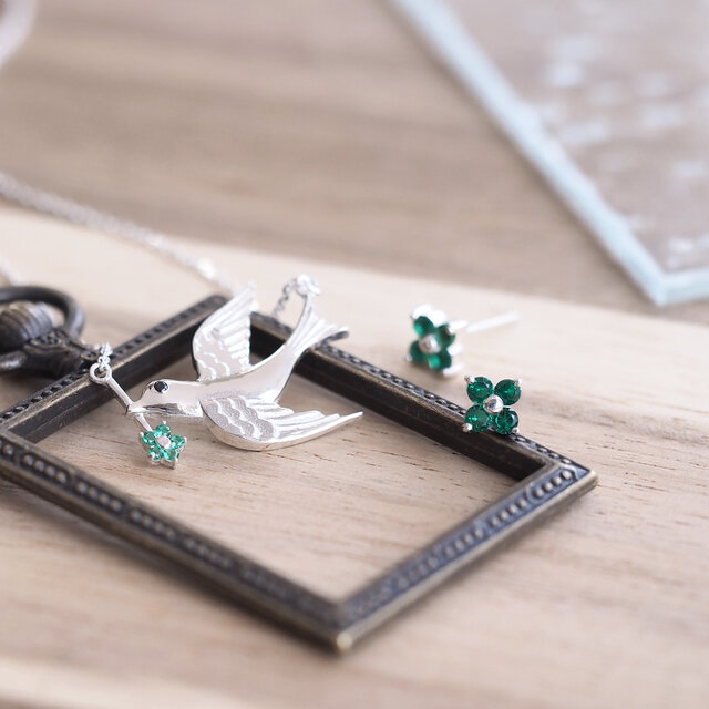 お得な2点set) emerald ツバメ ネックレス&フラワー ピアス セットの画像1枚目