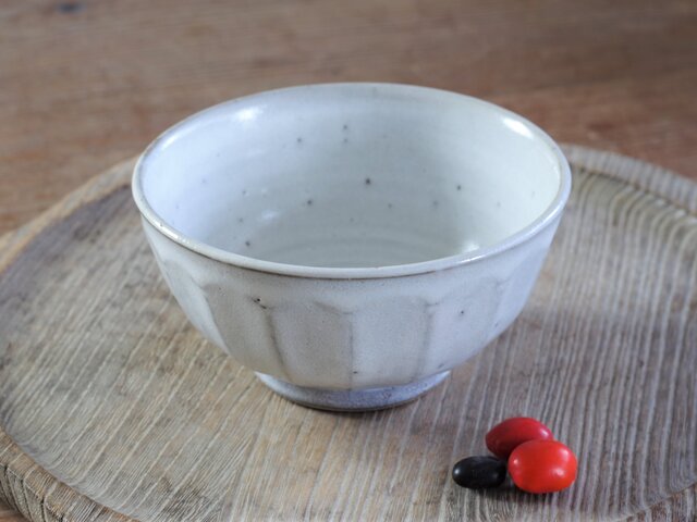 白釉お茶碗(面)の画像1枚目