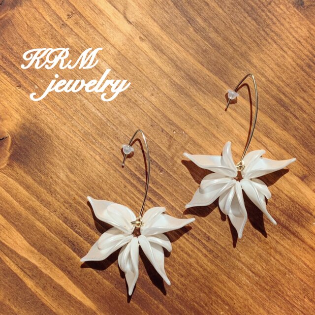 White flower pierce Ⅰの画像1枚目