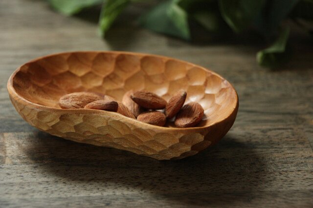 手彫りの豆皿 豆形 けやき『受注製作』の画像1枚目