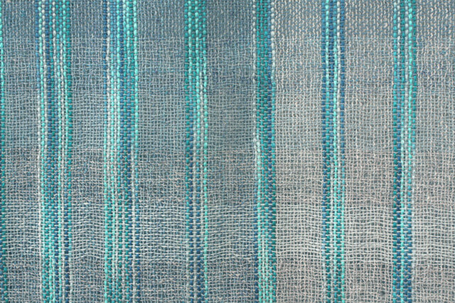 《アンティーク、絹広巾裂織布》（美品）63×410でたっぷり、細かく軽い1618 手織り ブルー段染め絹麻糸の広巾ショール | iichi 日々の暮らしを