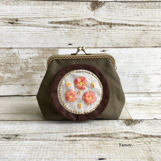 手刺繍お花のがま口ポーチ 小物入れの画像1枚目