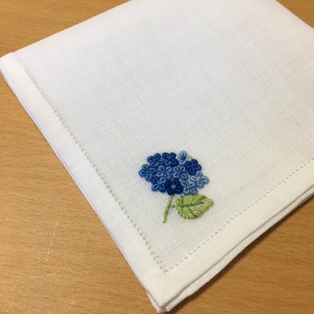 青い本紫陽花|薄手生地の手刺繍ハンカチの画像1枚目