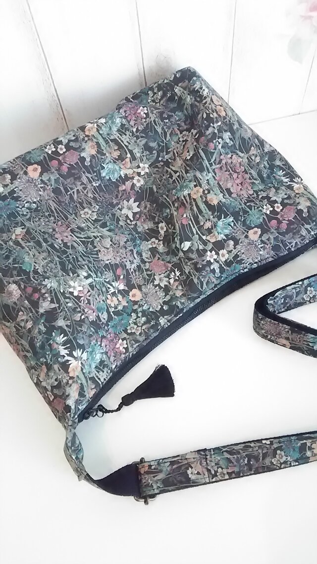 リバティ Wild Flowers ショルダーバッグの画像1枚目
