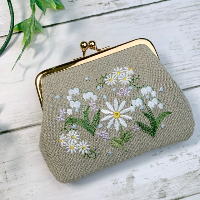 (両面刺繍)マーガレットとすずらん 二つ折の札が入る がま口薄型 カードポケットx2個付 リネン の画像1枚目
