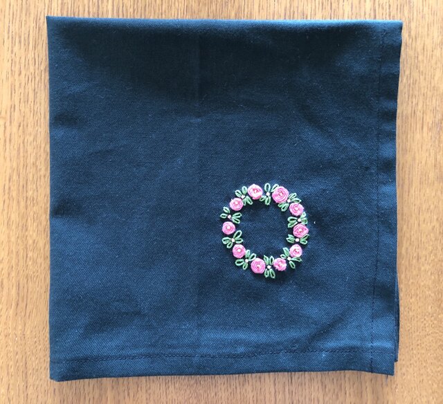 刺繍の大判ハンカチ☆薔薇のリースの画像1枚目