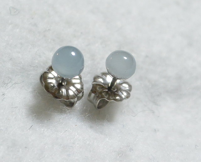 アクアマリンのスタッドピアス(4mm・チタンポスト)の画像1枚目