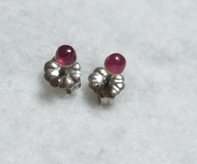 ルビーのスタッドピアス(3mm・チタンポスト)の画像1枚目