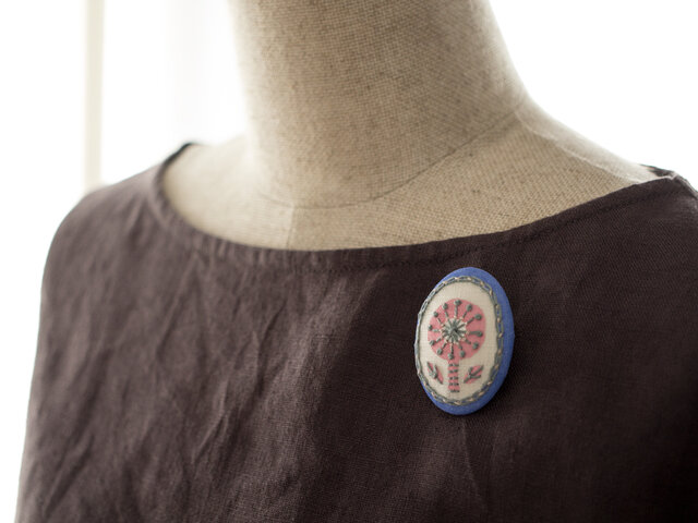 春風ガールのボタニカル刺繍ブローチの画像1枚目