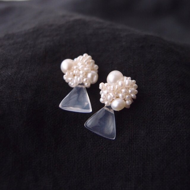 【真珠の刺繍ピアス】milky quartz × seed pearl(mix)の画像1枚目