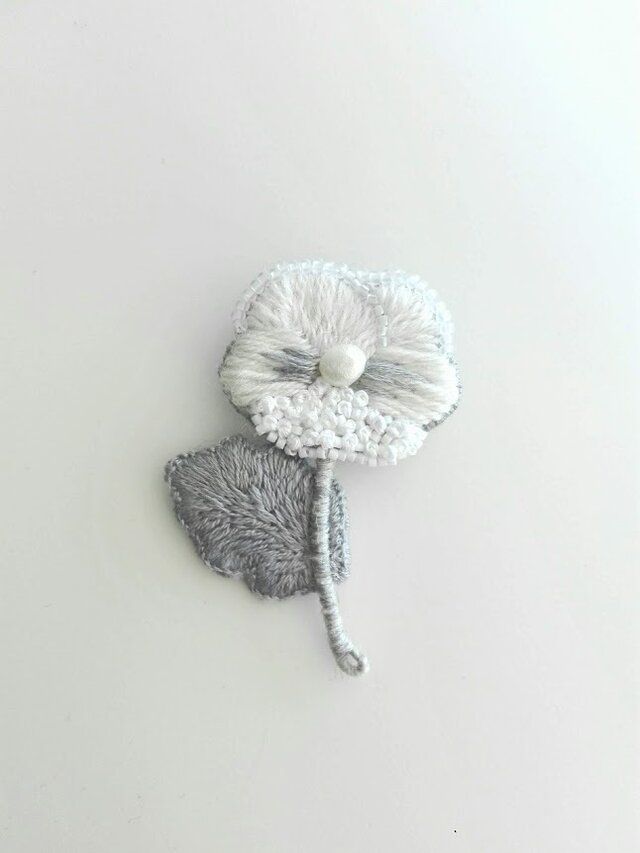 刺繍ブローチ ビオラの画像1枚目