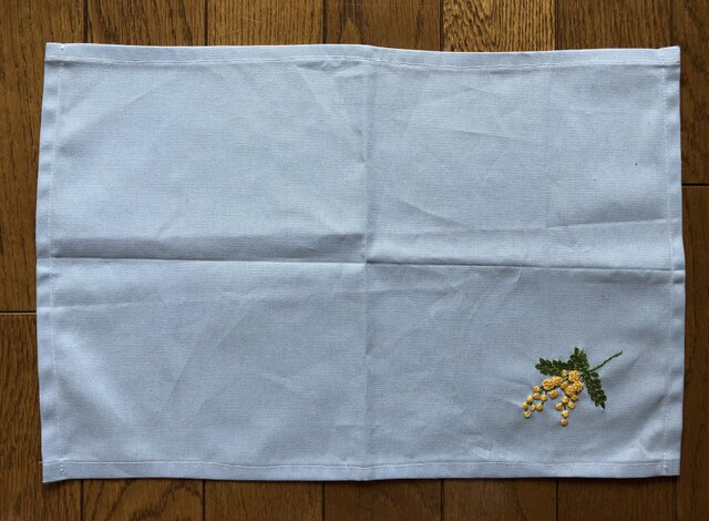 刺繍のランチョンマット☆ミモザの画像1枚目