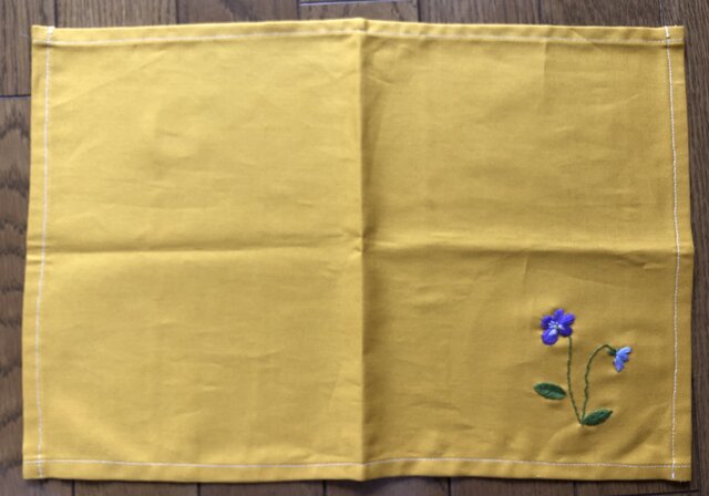 刺繍のランチョンマット☆スミレの画像1枚目