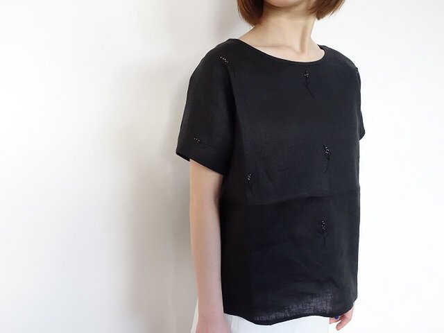 ビーズ刺繡リネンTシャツ<ムスカリ/ブラック>の画像1枚目