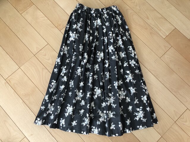 【SALE】表・裏 綿100% ピンク&ブルー小花柄ギャザースカート(黒地)の画像1枚目