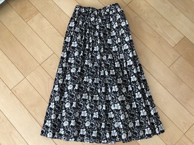 【SALE】表・裏 綿100% 白い花リップル織りギャザースカート(黒地)の画像1枚目