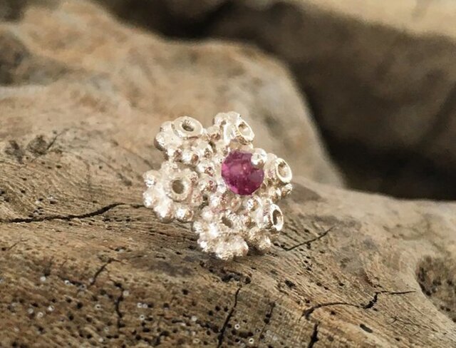 Snow Flake ◇SV+Rhodlite Garnet ピンブローチ/タイタックの画像1枚目