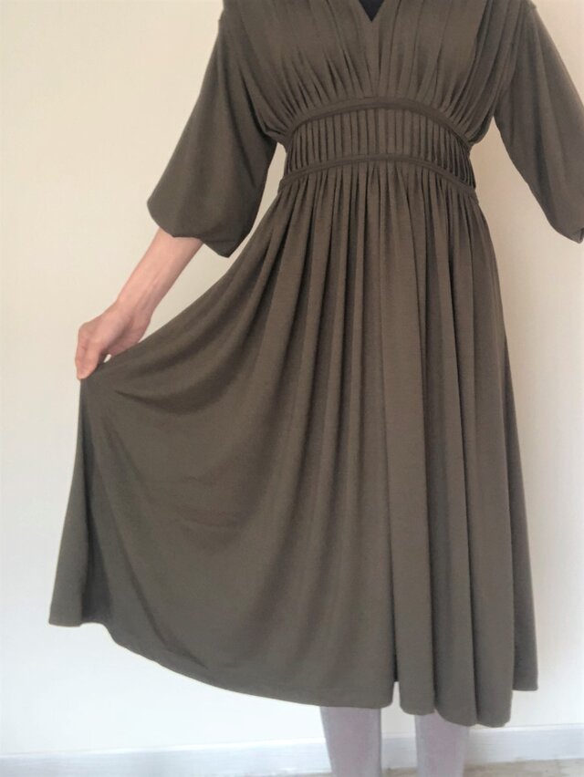 モダールレーヨンのとろけるアコーディオンプリーツワンピ Christa カーキの画像1枚目