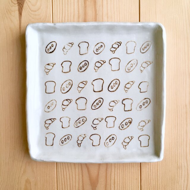【受注制作】パン柄のスクエアプレート(茶)の画像1枚目