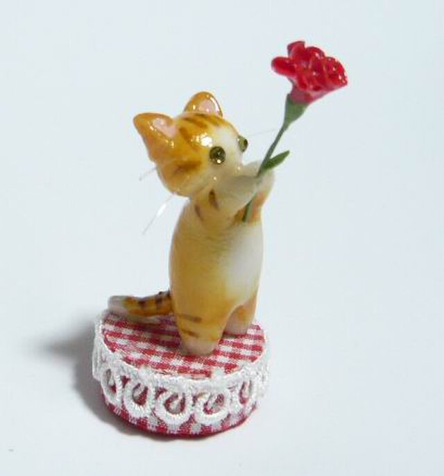 にゃんこのしっぽ〇母の日〇カーネーション〇猫〇茶とら白猫の画像1枚目
